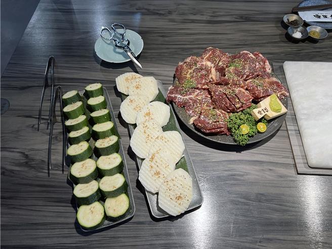 台南市安平区知名的「牛五蔵」餐厅被网友PO文抱怨太贵，刘姓业者展示菜品澄清。（洪荣志摄）