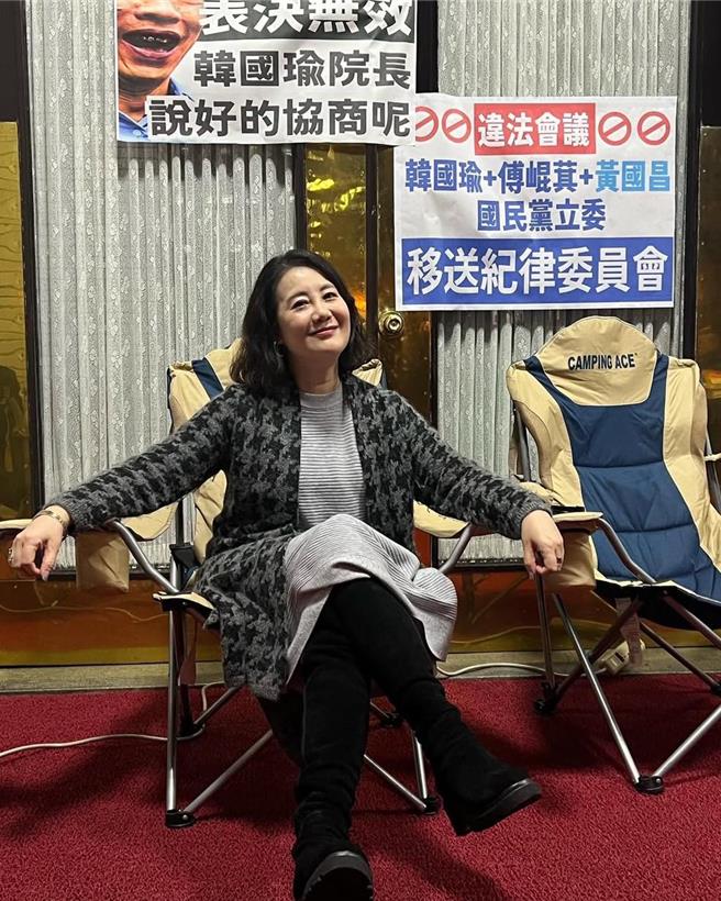 民进党团干事长吴思瑶等绿委开始在立法院议场大门前排队。（摘自吴思瑶脸书）