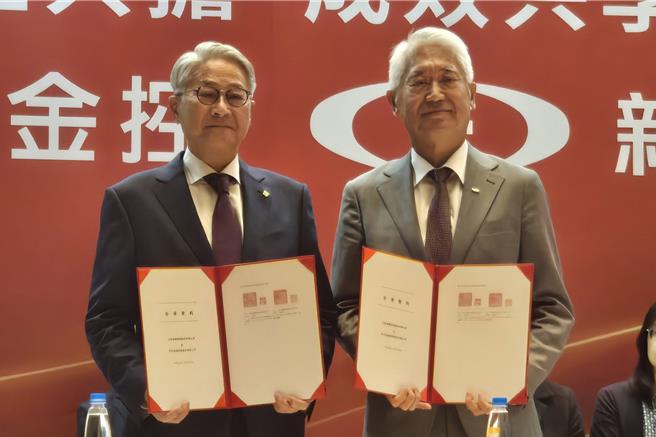 台新金控董事长吴东亮（左）、新光金控董事长魏宝生（右）。（黄琮渊摄）