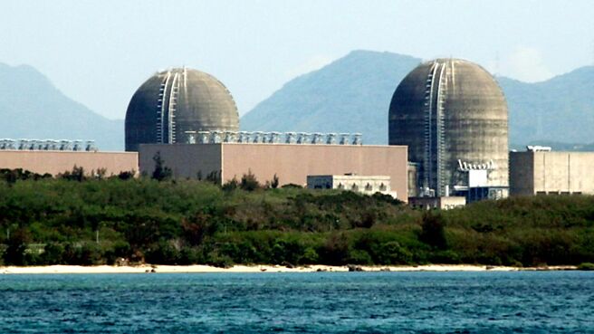 经济部筹设放射性废弃物处置专案办公室，动作愈来愈积极，近期内可望挂牌运作，从经济部、台电展现处理核废料决心的举动，是否为核电延役预留伏笔？颇耐人寻味。图为核三厂画面。图／本报资料照片