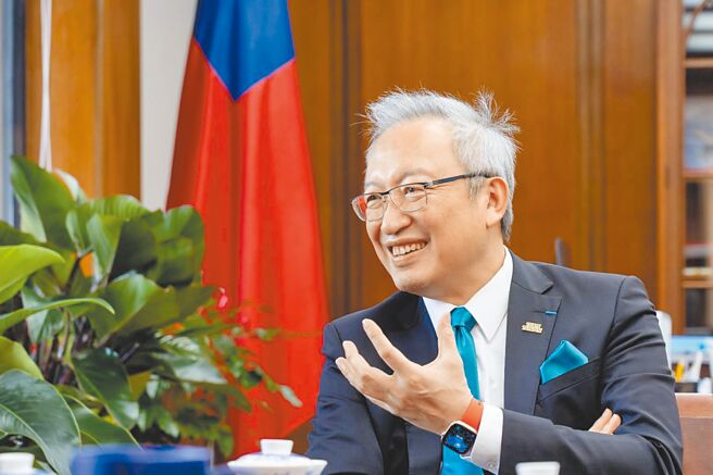 前总统蔡英文去年底以个人身分访问法国，促成台湾半导体产业代表与法国新创公司会面，曾任驻法代表的外交部政务次长吴志中居间穿针引线功不可没。图／外交部提供