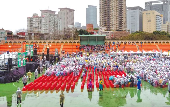 民进党30日在板桥举办政策宣讲，舞台前左侧是党中央动员社团的座位区，但开场前几乎空着。（民眾提供／高钧麟新北传真）