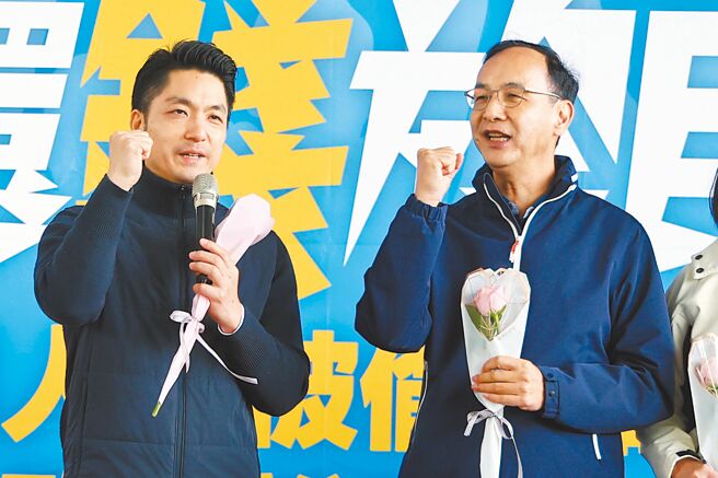 国民党主席朱立伦（右）30日呼吁台北市选民出来投下不同意票。（邓博仁摄）