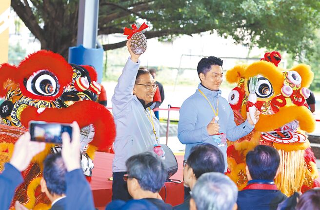 双北合作的环状线南北环段已于去年全数决标，其中南环段CF670标30日举办开工动土典礼，台北市长蒋万安（右）与新北市长侯友宜（左）出席并表示，很高兴突破施工困境，南环段CF670标是串接南北环双北最重要的一块拼图。（陈俊吉摄）