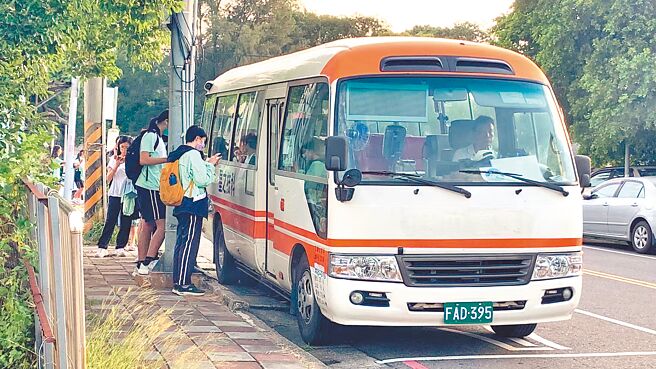 新竹市83路公車，將自4月1日起每日有4個班次增設「新竹榮家」站點。（新竹市政府提供／陳育賢新竹傳真）