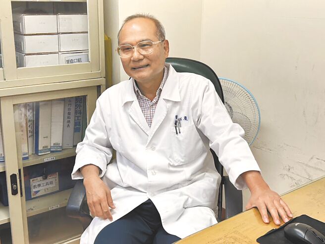 屏北地區唯一的小兒外科醫師洪慶憲，在屏東基督教醫院服務滿27年，計畫為兒童健康把關到70歲。（謝佳潾攝）