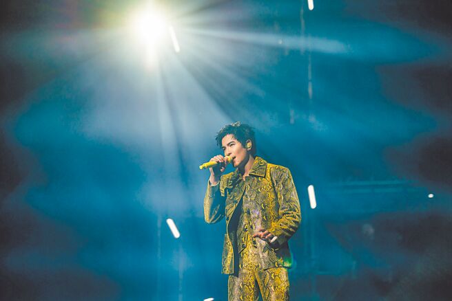 蕭敬騰29日在澳門開唱，選唱了〈倒帶〉等抒情情歌。（寬魚國際Ｘ華納音樂提供）