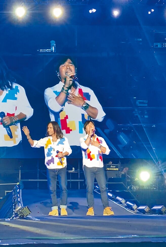 「動力火車」顏志琳（左）、尤秋興30日在高雄櫻花季賣力獻唱多首夯曲。（讀者提供）