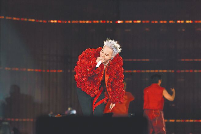 GD穿上华丽玫瑰外套登场。（Galaxy Corporation提供）