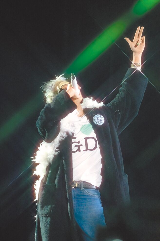 GD每套造型都与音乐氛围紧密呼应，完美展现他的时尚风格及品味。（Galaxy Corporation提供）