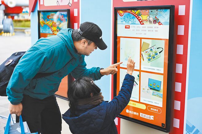 蝦皮購物在「蝦皮公益樂園」活動現場準備魔術秀、互動泡泡秀等表演外，更打造「蝦小編的禮物屋」送出上千份禮物，讓小朋友將驚喜帶回家。 （蝦皮購物提供）