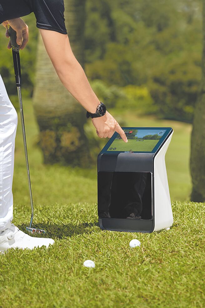 Garmin推全新Approach R50高阶高尔夫训练仪（见图），建议售价16万8800元，为市场上唯一内建模拟器的便携式高尔夫训练仪。（Garmin提供）