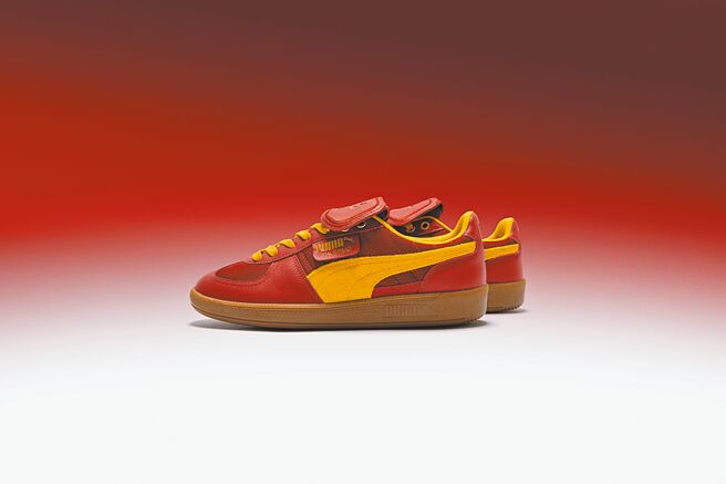 運動品牌PUMA旗下SELECT系列攜哈利波特推全新聯名系列，包括「Palermo葛來分多學院款」（見圖）採用葛來分多學院最具代表的紅黃配色，鞋後跟則印上蛇的圖樣極富巧思。（PUMA提供）