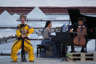 營造鹽業文化盛宴！張正傑大提琴奏響百年鹽田 全臺首場鹽田古典音樂會震撼登場