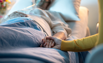 老人癌末腫瘤侵襲腦部 家屬喊不能死：還沒領到年金