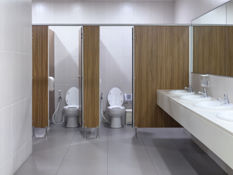 月租只要200！19歲妹睡公司廁所 還在馬桶旁煮飯