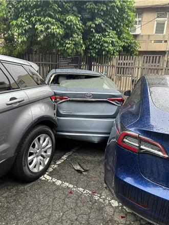 不爽被擋路！彰化男怒開車猛撞3次 百萬特斯拉慘遭波及
