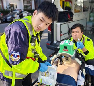 新竹男無心跳昏迷健身房浴池    消防隊員鬼門關前搶回一命