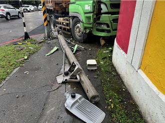 又是精神不濟！桃園砂石車撞斷電桿　現場一片狼籍