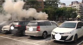 高雄小港停車場火燒車！男駕駛急逃報案 車頭焦黑燒毀