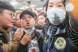 陸配「小微」因鼓吹武統遭強制出境 桃機警力維安戒備