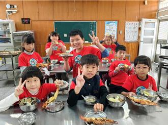 兒童節「龍」重登場 雲林偏鄉國小早午餐都吃龍蝦
