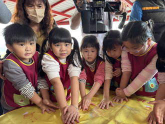 宜蘭「牽囝土地公」賜福 兒童節首創手掌拓印拿玩具