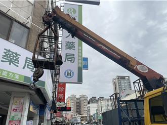 台中老闆親自拆看板 自3樓高墜落命危