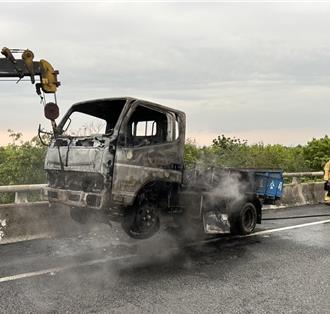 國10貨車行駛中突起火燃燒 下班車潮釀西向大塞車