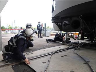 模擬歹徒持刀、列車出軌！中捷防災演練超逼真