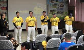 台湾公益联盟推动偏乡儿童五育培力 与台寿霸龙棒球队走入校园