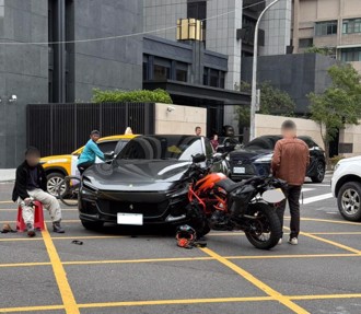 影》大重機撞上「法拉利PUROSANGUE」　騎士當場懷疑人生了