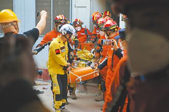 緬甸災區屍臭瀰漫 居民徒手搶命