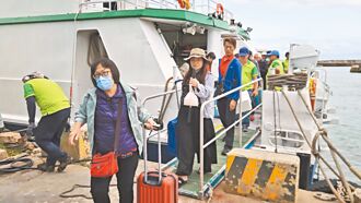 客輪擱淺蘭嶼 55旅客滯島3天