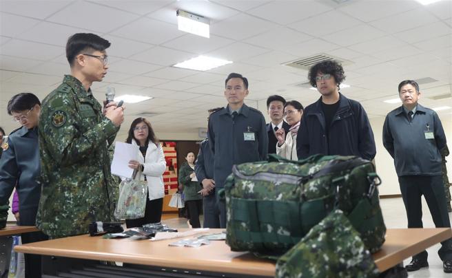 立法院外交及国防委员会昨日赴国防医学院卫勤训练中心考察，实地了解国军卫勤人员执行伤患救护训练概况。（记者黄迪明摄）