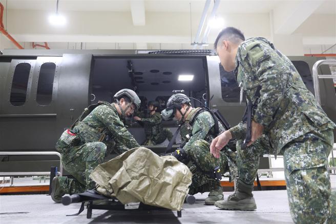 立法院外交及国防委员会昨日赴国防医学院卫勤训练中心考察，实地了解官兵执行战术战伤情境模拟训练、载具照护模拟训练等概况，以及扮演统整公（民）营救护体系、整合战时医疗资源，提升全社会防卫韧性的关键角色。（记者黄迪明摄）