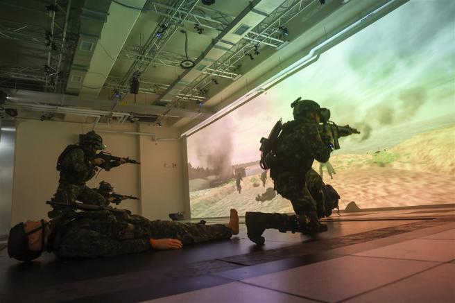 立法院外交及国防委员会昨日赴国防医学院卫勤训练中心考察，实地了解官兵执行战术战伤情境模拟训练、载具照护模拟训练等概况，以及扮演统整公（民）营救护体系、整合战时医疗资源，提升全社会防卫韧性的关键角色。（记者黄迪明摄）