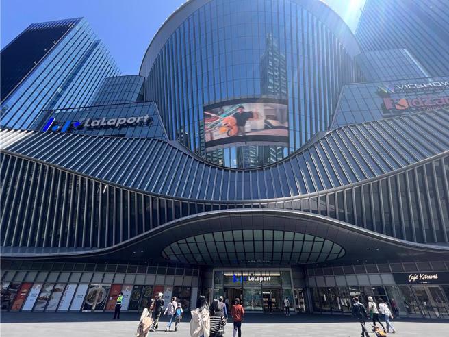 南港LaLaport开幕首周涌入数10万人潮，80%的日系品牌及知名餐厅，成集客利器。（资料照）