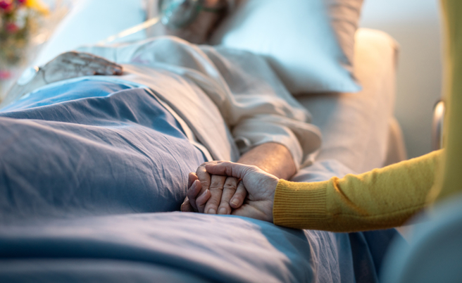 李佳颖表示，有位癌末老人病情已无法挽回，家属却说「他不能死，因为他还没有领到年金」，医师震惊到说不出话。（图：shutterstock／达志）