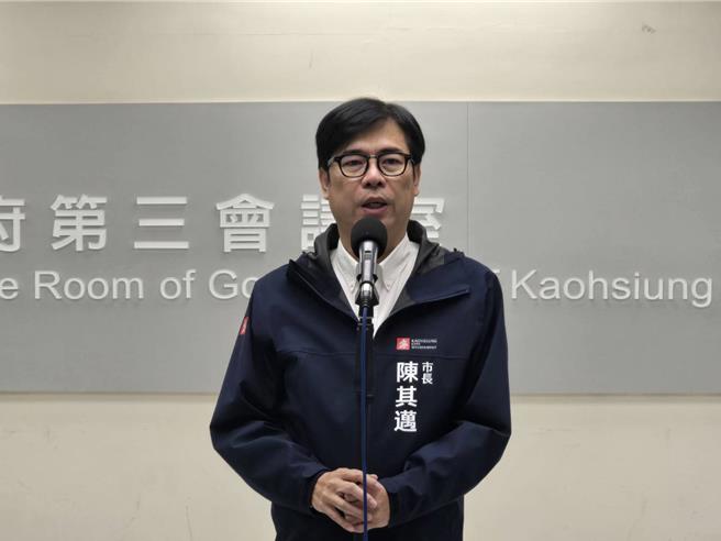 高雄市長陳其邁樂見高雄從昔日的「鐵鏽之都」華麗翻轉為科技之都，他（1）日表示，昨天非常高興，所以他宣布全市中小學周五、周六都放假，旋即笑說是愚人節玩笑。（柯宗緯攝）