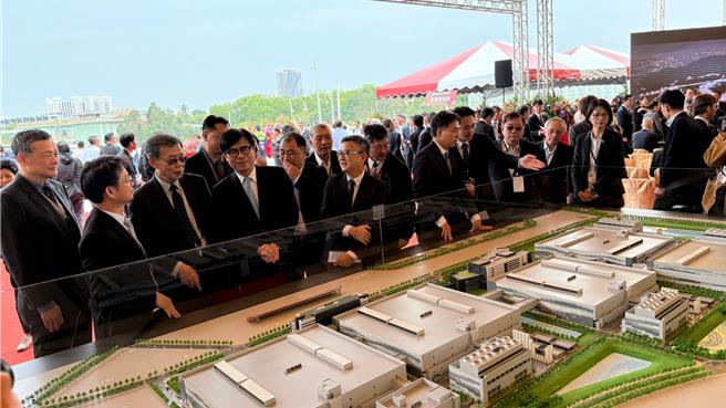 台積電3月31日舉行高雄廠2奈米擴產及P2廠上樑典禮，全區模型首度曝光，高雄市長陳其邁（前左四）也特別參觀。（柯宗緯攝）