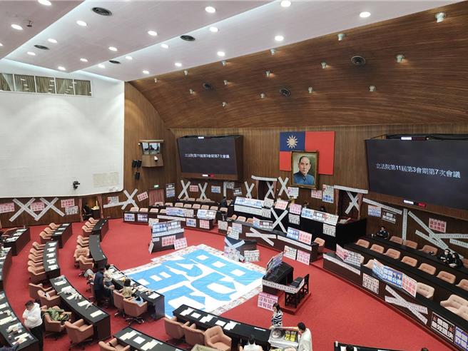 立法院会3月25日处理国民党所提反戒严、反废死公投案，蓝白联手表决径付二读引起绿营强烈不满，继3月27日杯葛部会总质询后，今日(4月1日)再次占领主席台。(黄敬文摄)