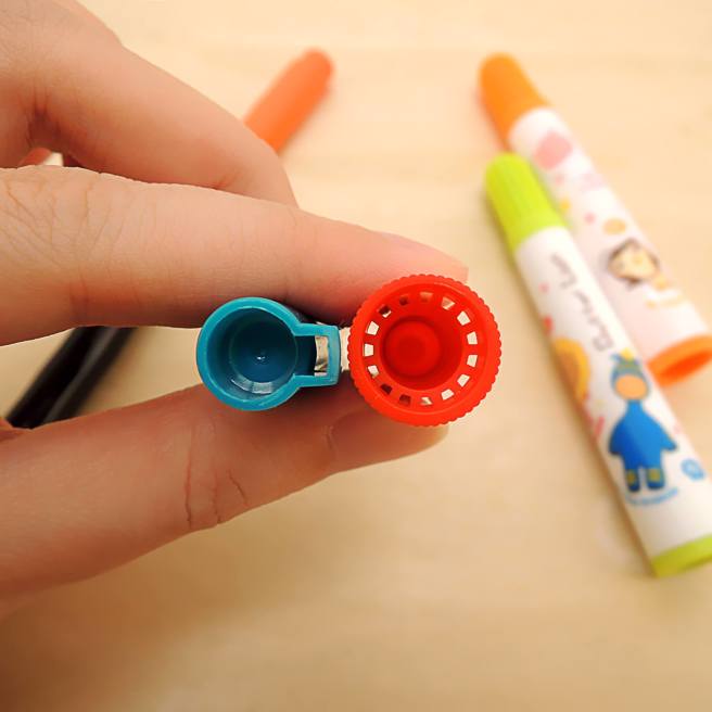 彩色笔上会设计有很多个洞，防止小孩误食而窒息。（翻摄自雄狮文具 想像力制造所脸书）