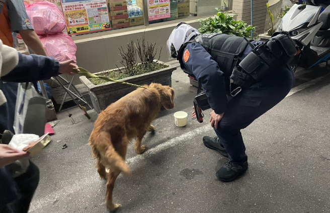 暖心警買罐頭餵食 。（蕭宥彤翻攝）