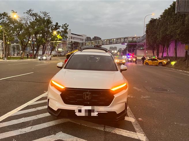 高雄市中正交流道发生小黄与休旅车碰撞车祸，小黄驾驶被发现酒驾将依公共危险罪移送法办。（警方提供／任义宇高雄传真）