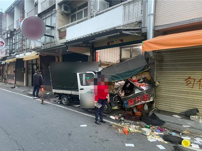 高雄市阿莲区中正路1处葱油饼摊贩，今（1）日清晨遭1辆想货车衝撞，摊贩严重毁损变形、葱油饼材料散落满地，摊贩女员工逃生不及造成手部受伤送医。（警方提供／任义宇高雄传真）