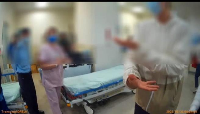 吴姓医师向警方说明当时遭两人撞到肩膀情形。(民眾提供)