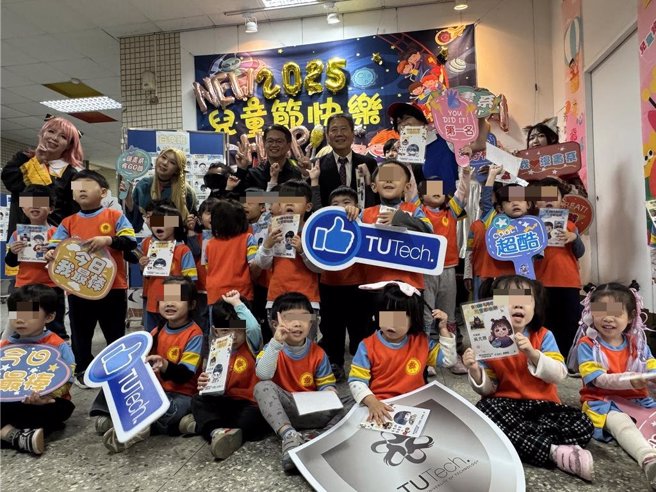 台南应用科技大学漫画系为幼儿园的孩子手绘专属Q 版漫画肖像，让小朋友惊呼连连。（曹婷婷摄）