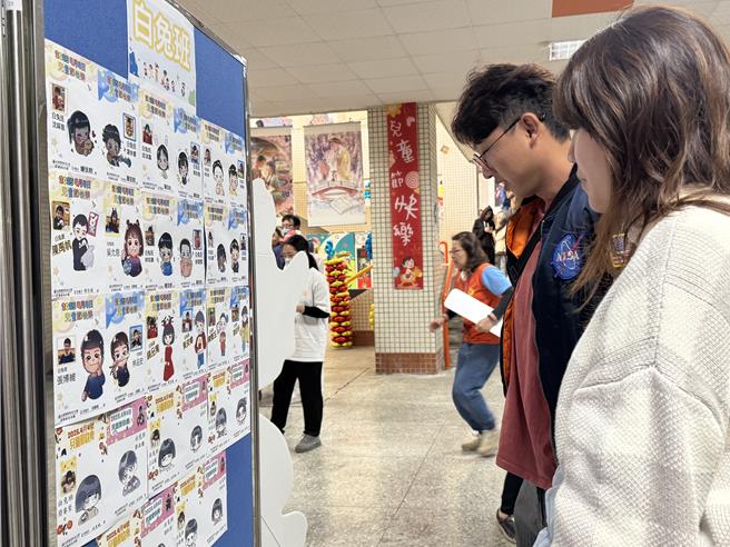 幼儿园家长也专注欣赏孩子们的专属Q 版漫画肖像，直呼好可爱、好像！（曹婷婷摄）