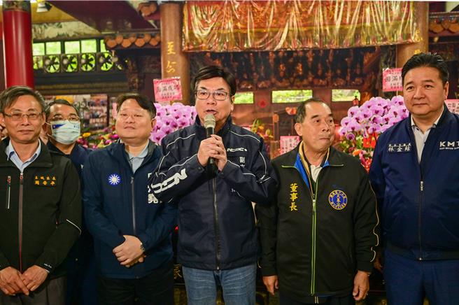 新北市副市长刘和然今（1）日前往土城区义冢大墓公参拜，同场民眾起哄大喊「副市长加油」，对应频传他将参选2026新北市长的传闻别有深意。（柯毓庭摄）